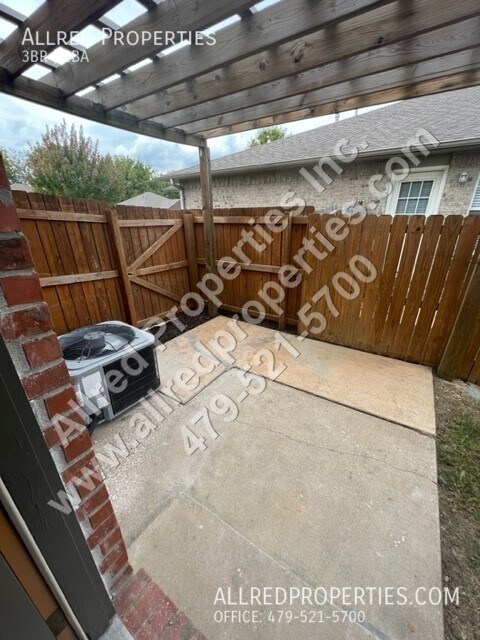 Building Photo - DUPLEX IN SPRINGDALE