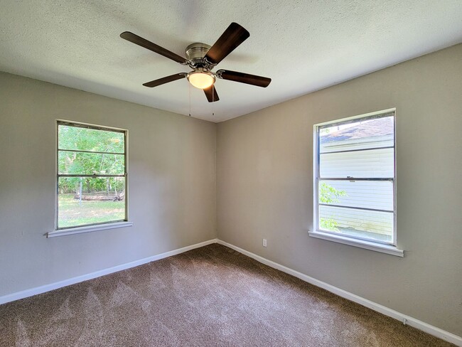 Building Photo - RECENTLY REMODELED 3 BEDROOM LEASE HOME