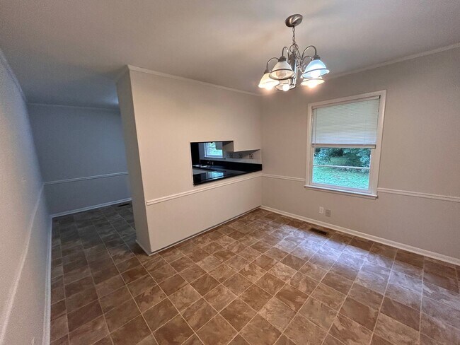 Building Photo - Brick home with 3BR, 1.5BA, garage, fenced in back yard.