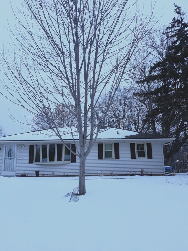 Building Photo - One level living *4Bed*2Bath Single Family Home. Available May 1!