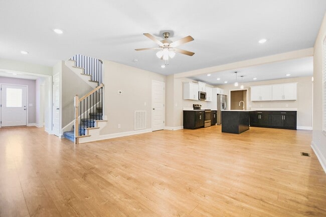 Building Photo - Pet Friendly Four Bedroom!