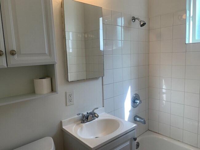 Building Photo - Emerald (3 unit detached)