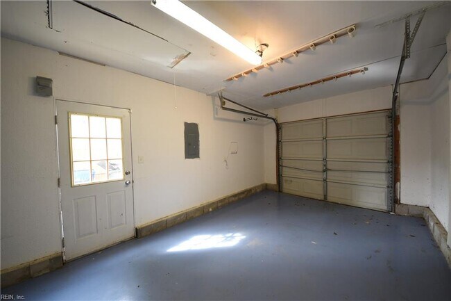 Building Photo - 1549 River Creek Crescent