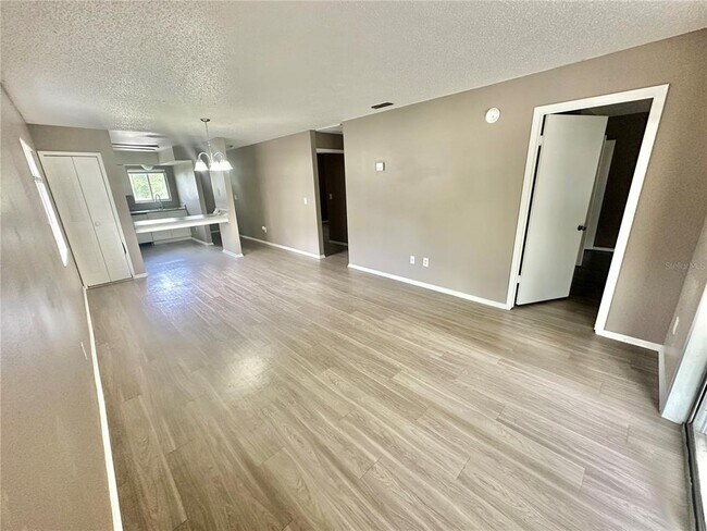 Building Photo - 2549 S Oak Ave