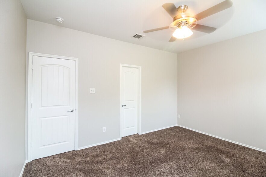 Building Photo - 2005 Blakehill Dr