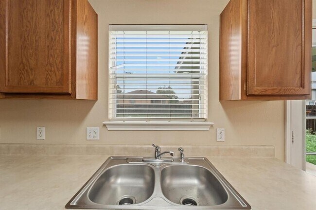 Building Photo - 909 Remington Dr