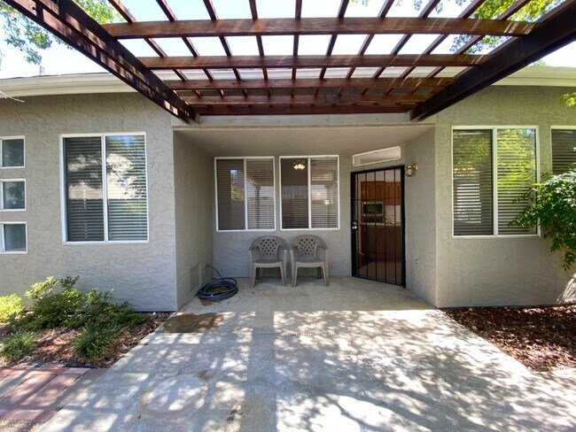 Building Photo - 1372 Chennault Ave