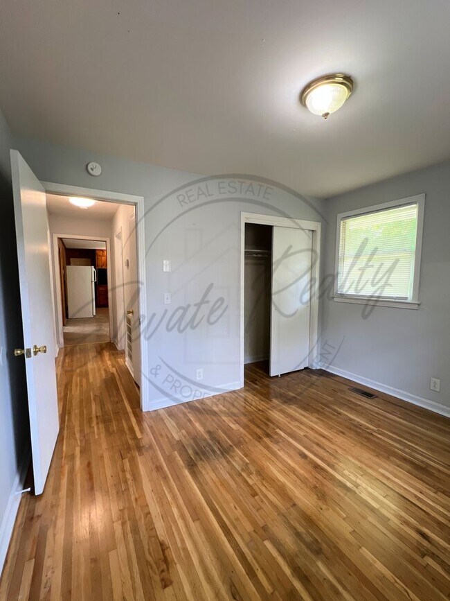 Building Photo - All Brick, 3 Bedroom Ranch in Hendersonvil...