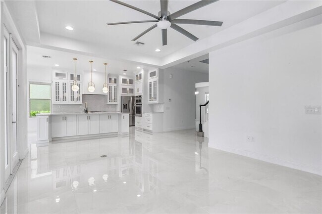 Building Photo - 8394 Lookout Pointe Dr