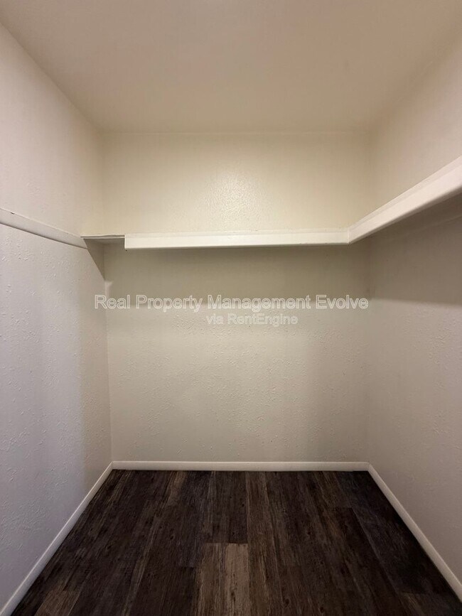 Building Photo - 6565 N 19th Ave