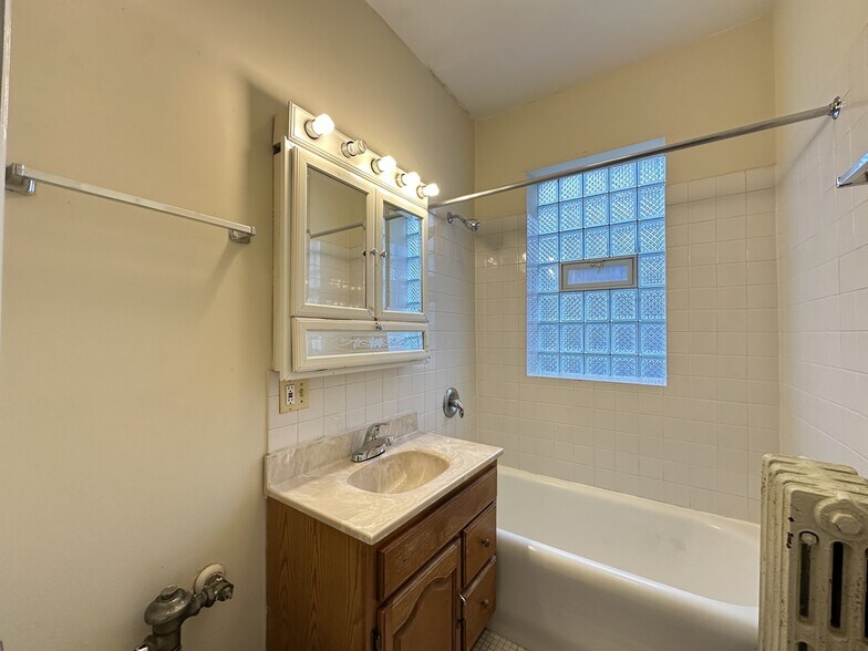 Building Photo - 1040 W George St