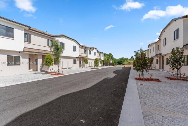 Building Photo - 405 W Palm Dr