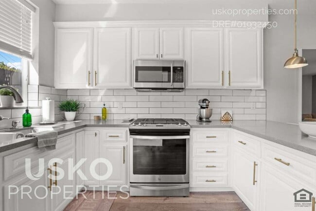 Building Photo - 5965 Hilltop Dr