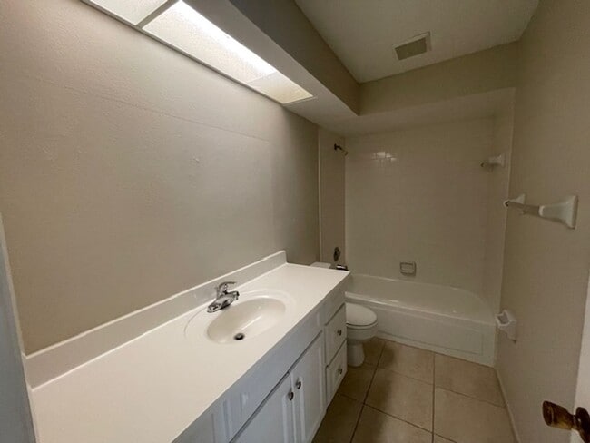 Building Photo - Open and bright 2/2 with garage