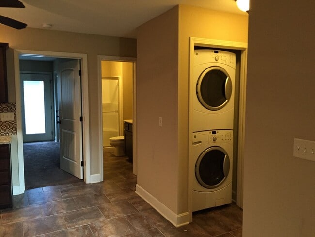Building Photo - 3 Bedroom, 2 bath Townhome with 1 car garage!