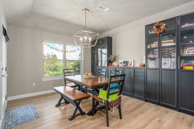 Building Photo - Modern Living: Spacious 5 Bed, 2 Bath Home...