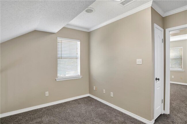 Building Photo - 708 Monarch Dr W