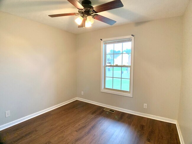 Building Photo - 685 Foxfield Dr