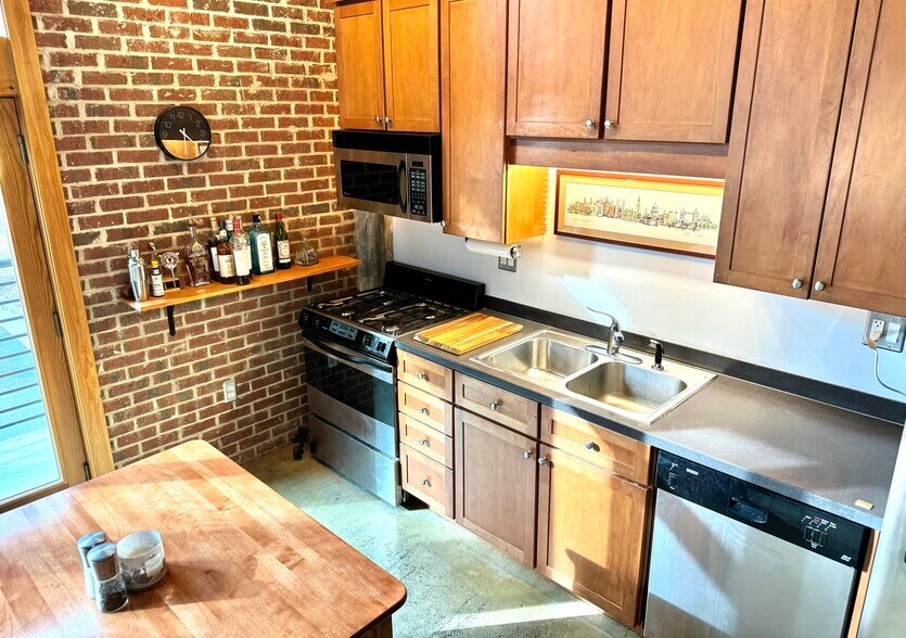 Building Photo - 640 Glen Iris Dr NE