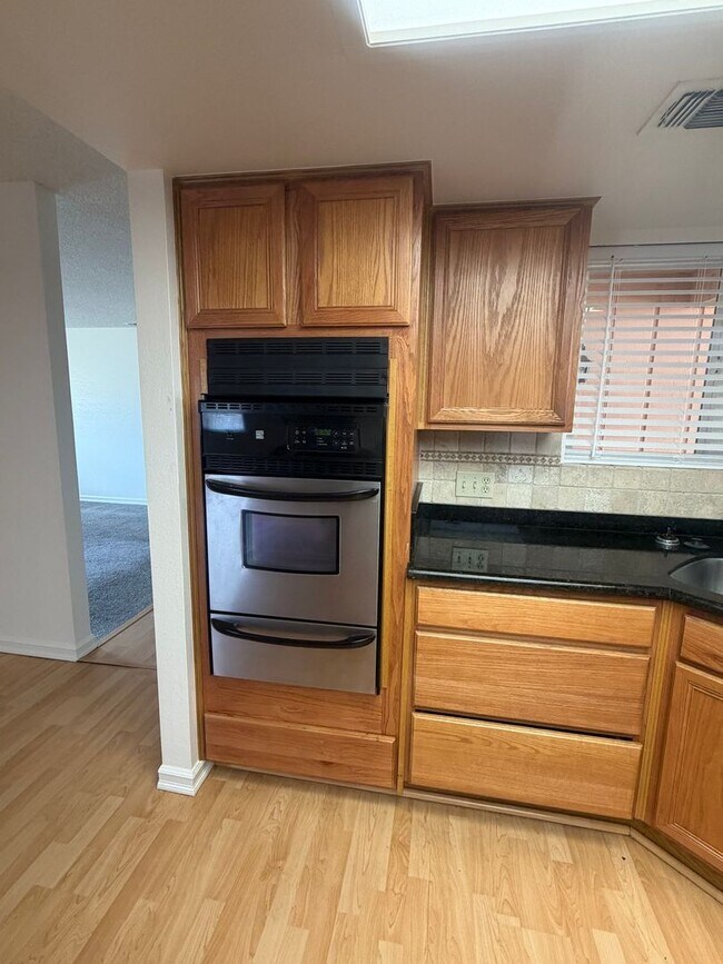 Building Photo - Charming 3 bedroom 2 bathroom home located in Hanford
