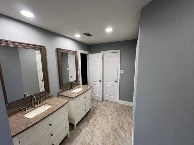 Building Photo - Must See!  Trendy 3 bedroom, 2 bath home i...