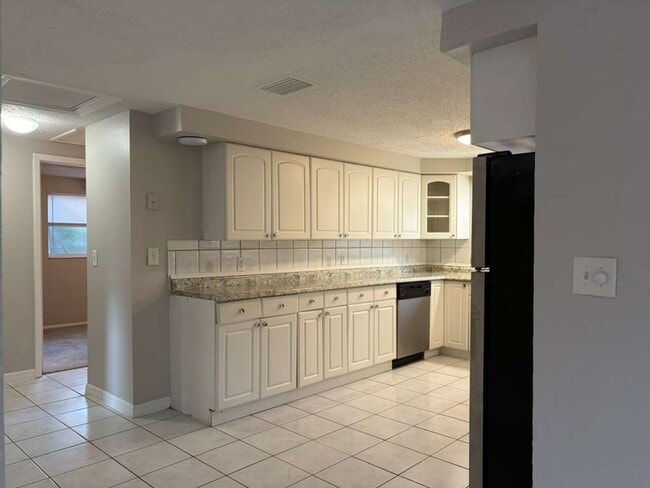 Building Photo - Gulfpfort Home With A Bonus Room