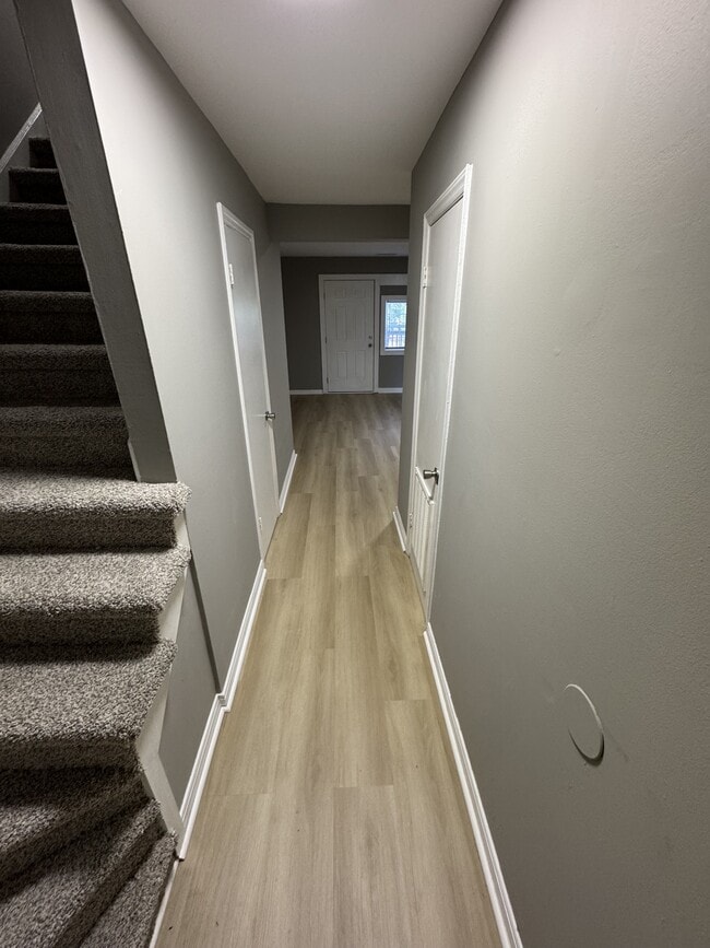 Primary Photo - 102 Aqua Ct