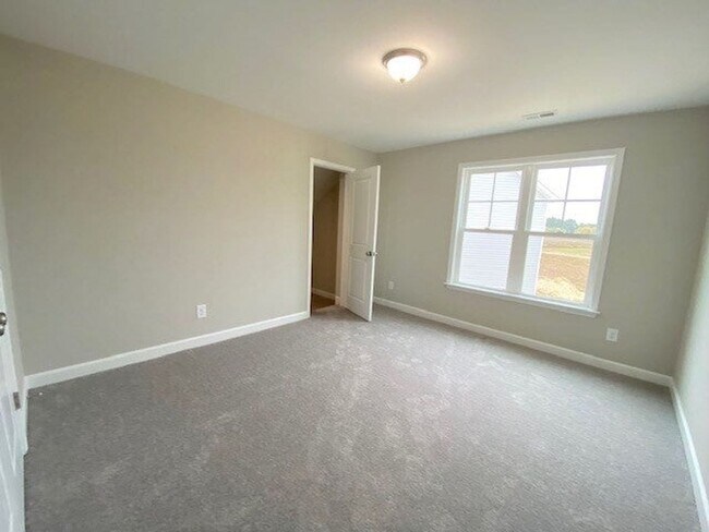 Building Photo - SPACIOUS 4 Bedroom | 2.5 Bathroom in Stone...