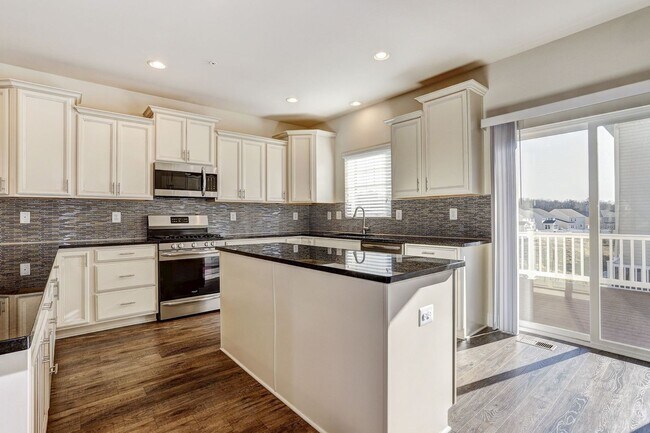 Building Photo - Massive 4 BR/2 Full BA & 2 Half BA EOG Tow...