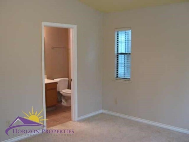 Building Photo - Open 2 Bed 2 Bath Natomas Duplex Unit