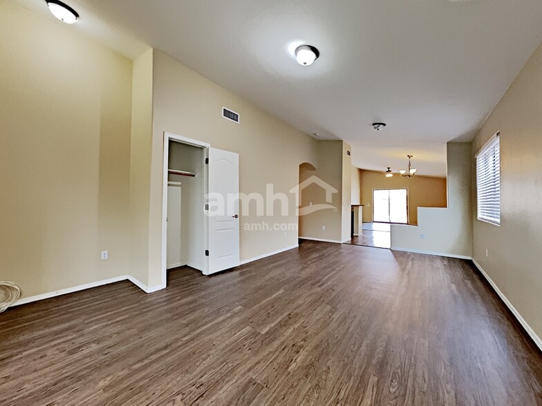 Building Photo - 4133 E Lushfield Dr