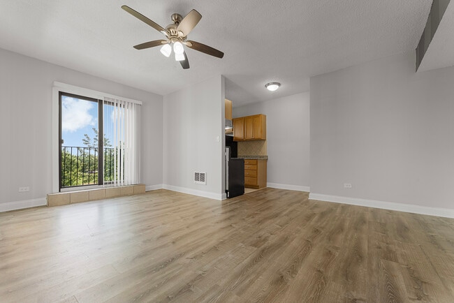 Building Photo - 4520 N Clarendon Ave