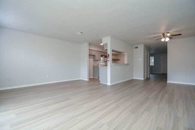 Building Photo - Perfect Townhouse ready for you!