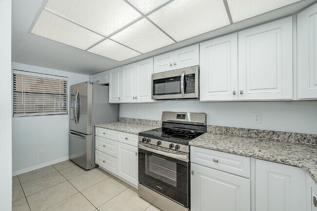 Building Photo - 1/1 Oceanfront condo with resort-like amenities!