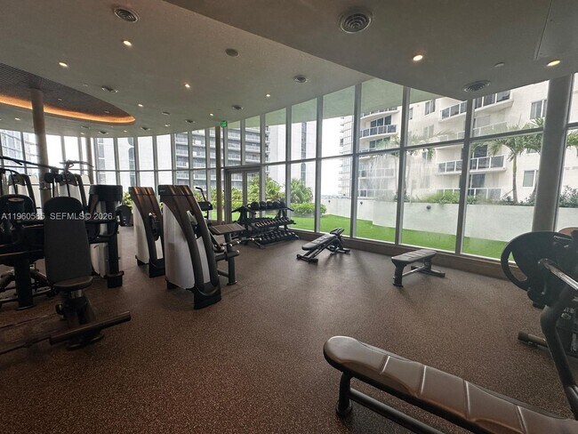 Building Photo - 700 NE 24th St