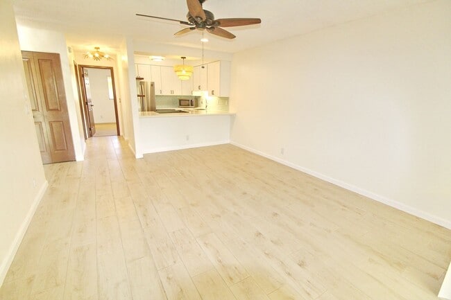 Building Photo - Cat-Friendly Upgraded Unit A Half A Block ...