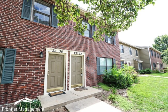 Building Photo - Spacious Brick Condo in a Great Location!