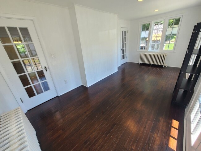 Building Photo - 4 bedrooms and 1.5 bathrooms, this home of...