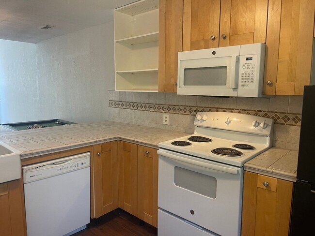 Building Photo - 2br/2ba condo with attached garage