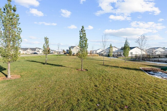 Building Photo - 5 Bedroom 2.5 Bath FOUR CAR GARAGE Eagle, ...