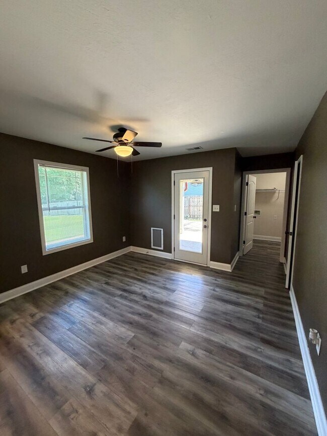 Building Photo - Large 4 Bedroom 2 1/2 Bath Pet Friendly Home For Rent!