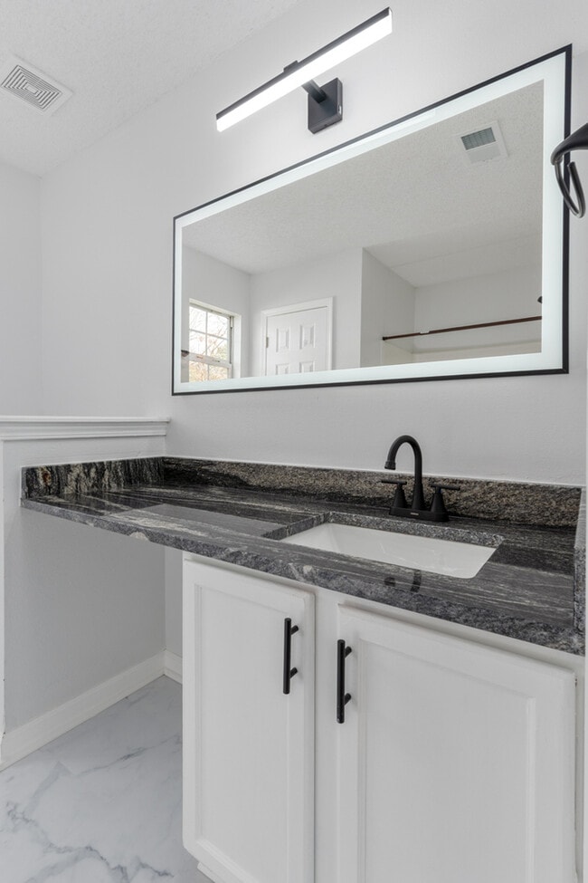 Building Photo - 1021 Aderley Oak Dr