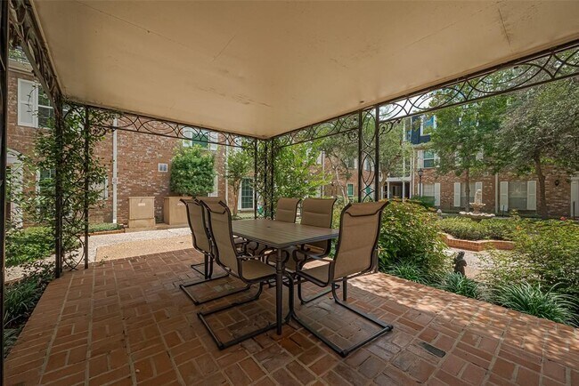 Building Photo - 359 N Post Oak Ln
