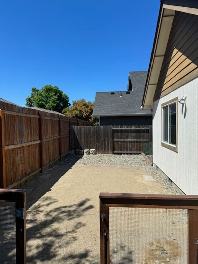 Building Photo - NEW TO MARKET/ 3 BEDROOM HOUSE ON QUIET DEAD END STREET