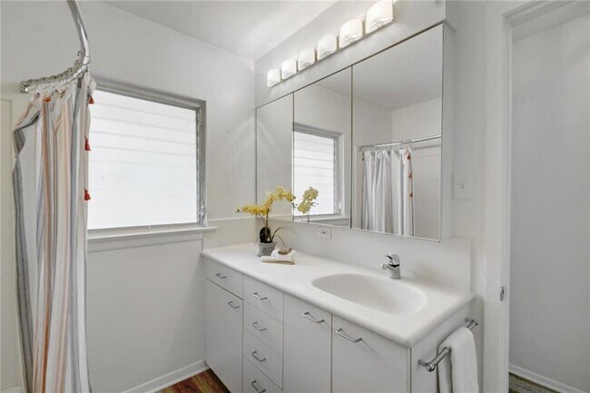 Building Photo - 5320 Balcones Dr