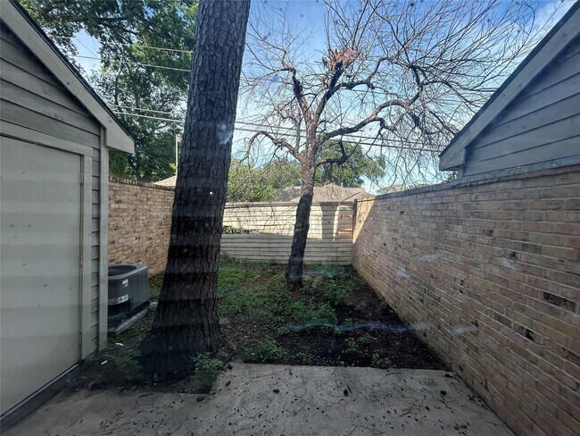 Building Photo - 2030 Plantation Dr