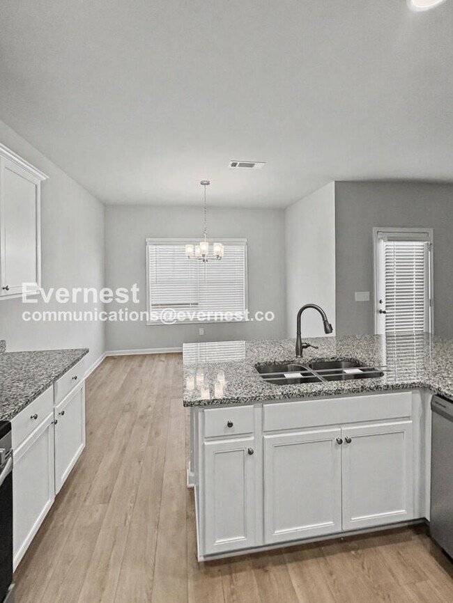 Building Photo - 3 Bed, 2.5 Bath Home with Fenced Yard & Garage / Pet-Friendly / Available Now!