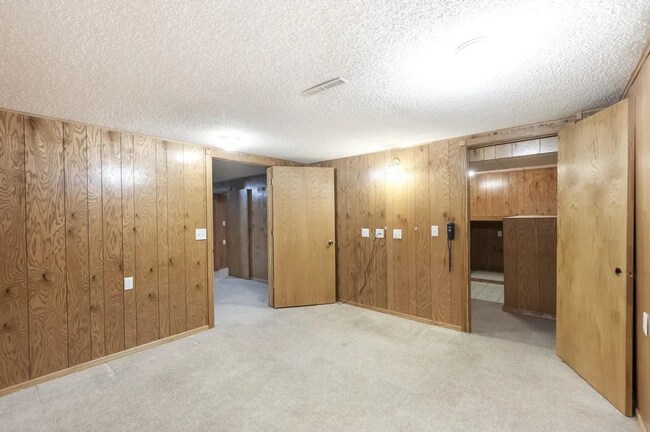 Building Photo - Beautiful 3-Bed 1.5-Bath House in Waterloo