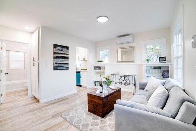 Building Photo - 2 Bed, 1 Bath House in North Park!
