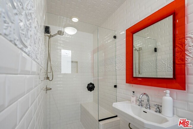 Building Photo - 1424 N Crescent Heights Blvd